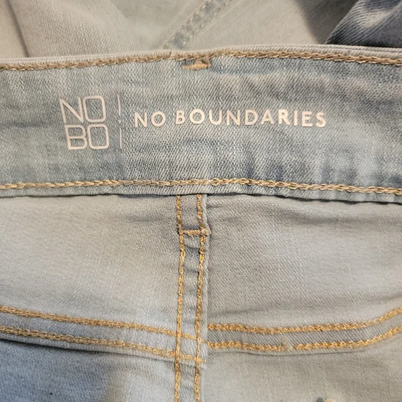 No Boundaries Light Wash Denim  Straight Leg Jeans Size 17 - Picture 4 of 5